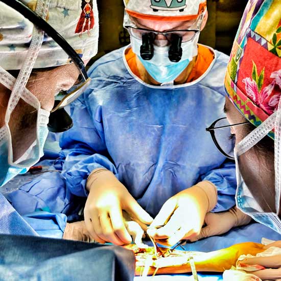 Equipo Unidad de la Mano y Muñeca Equipo Unidad de Cirugía de Mano y Muñeca en Hospital Beata Maria Ana Madrid. Dr. Miguel del Cerro, Dr. Julio de las Heras y Dr. Sergio Martínez